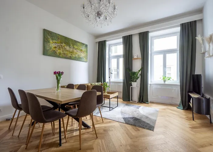 Central Elegant Heritage Apartment With Modern Comfort